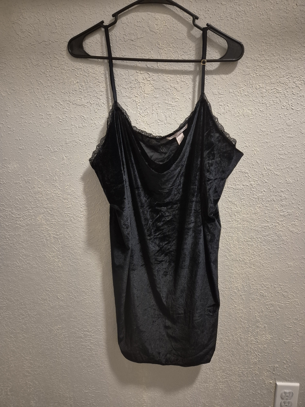 the dreamiest vintage-vibes Victoria’s Secret black crushed velvet cami top 🖤